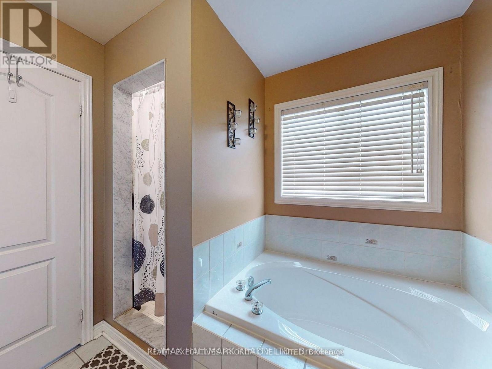 19 Rusty Trail, Vaughan, Ontario  L4H 2E7 - Photo 9 - N13429492