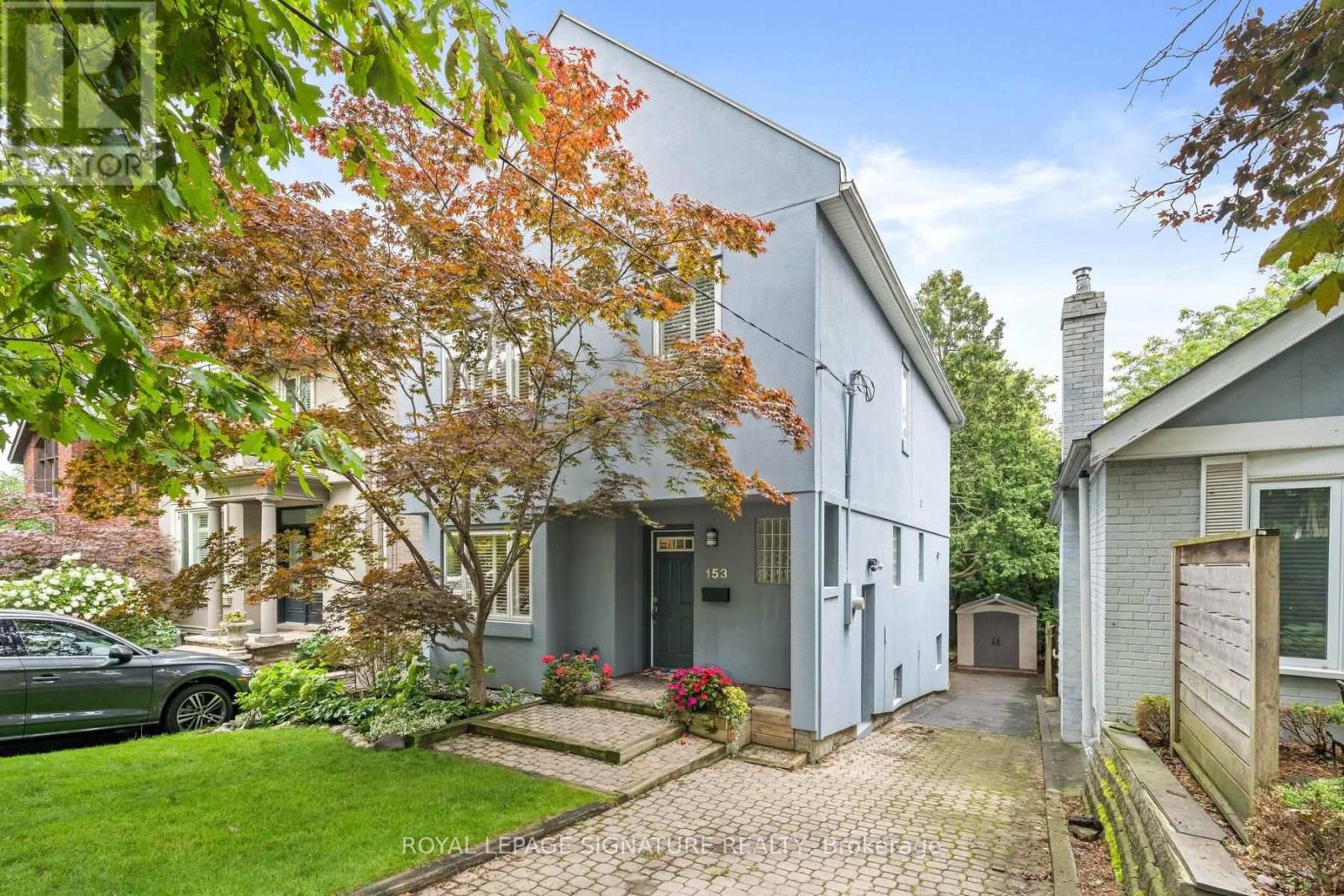 <div class="slider-price">$1,849,900</div><p>153 Banff Road, Toronto, Ontario</p>