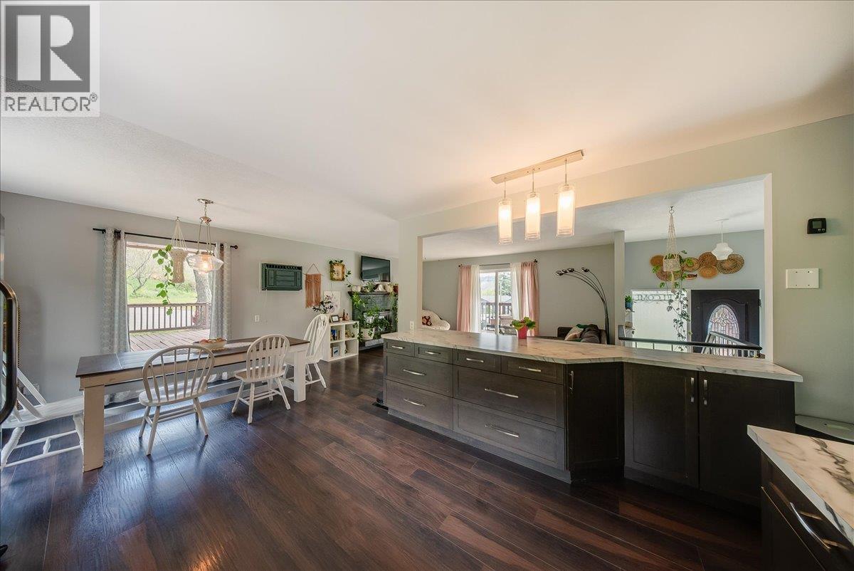 1106 Clarke Road, Robson, British Columbia  V0G 1X0 - Photo 14 - 10386844