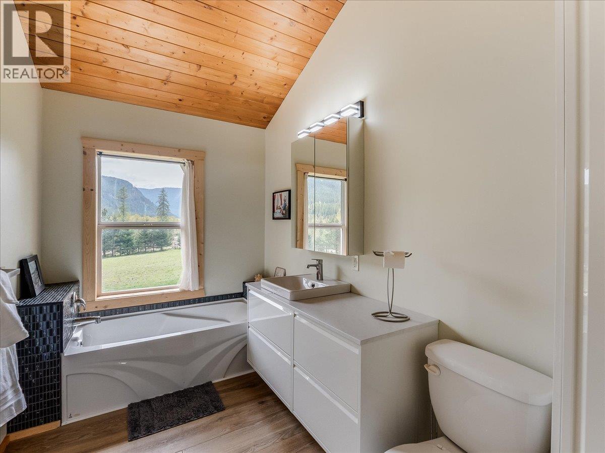 6810 & 6814 Brooks Road, Appledale, British Columbia  V0G 2J0 - Photo 32 - 10384102