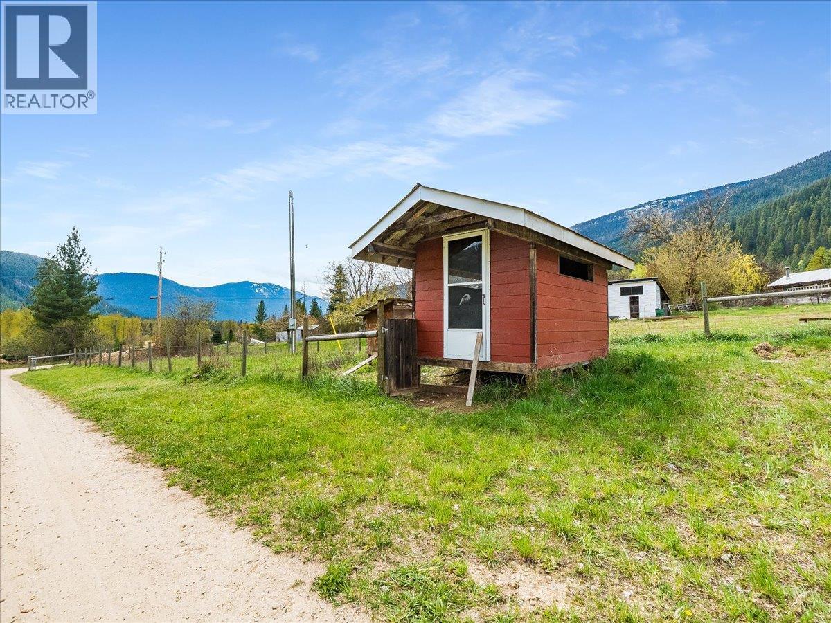 6810 & 6814 Brooks Road, Appledale, British Columbia  V0G 2J0 - Photo 75 - 10384102