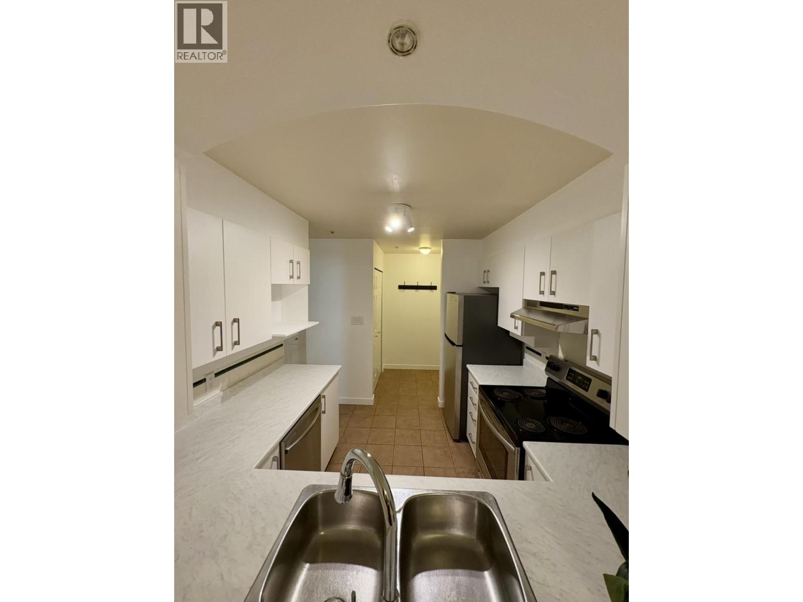 212 3600 Windcrest Drive, North Vancouver, British Columbia V7G 2S5 - Photo 3 - R3154038