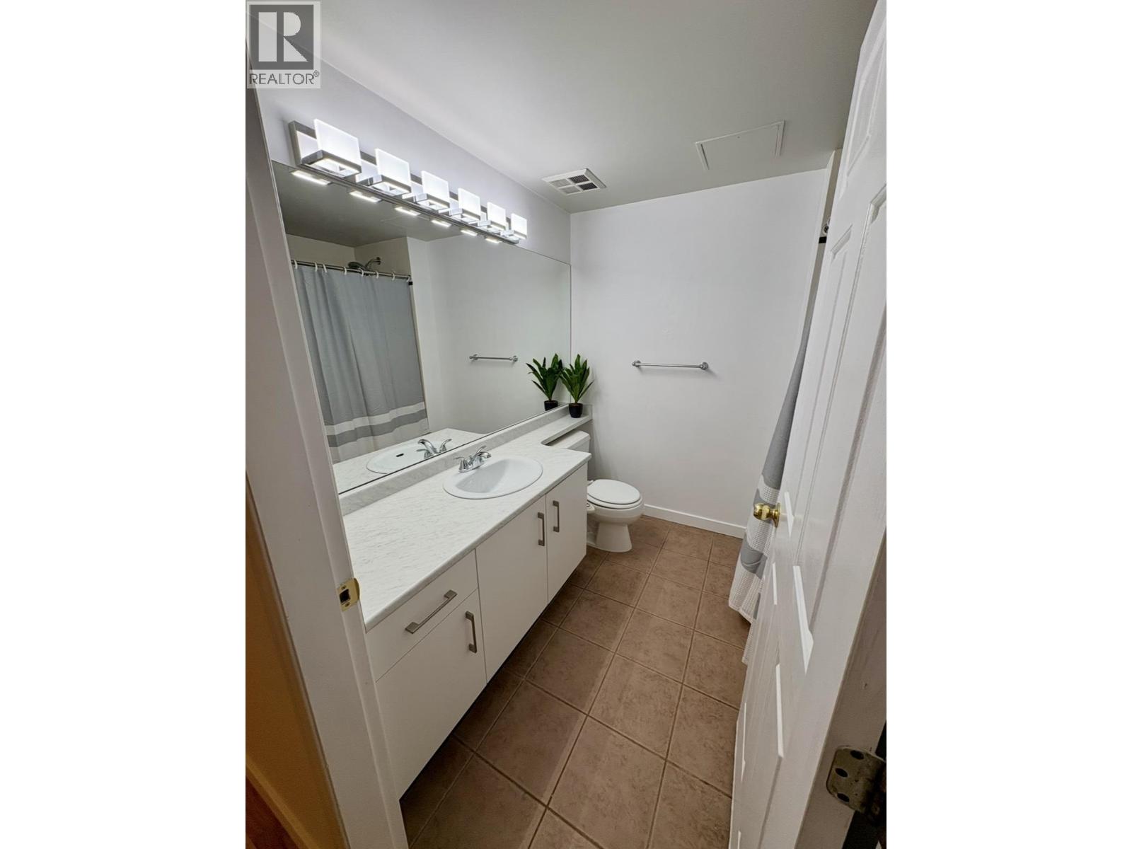 212 3600 Windcrest Drive, North Vancouver, British Columbia V7G 2S5 - Photo 4 - R3154038
