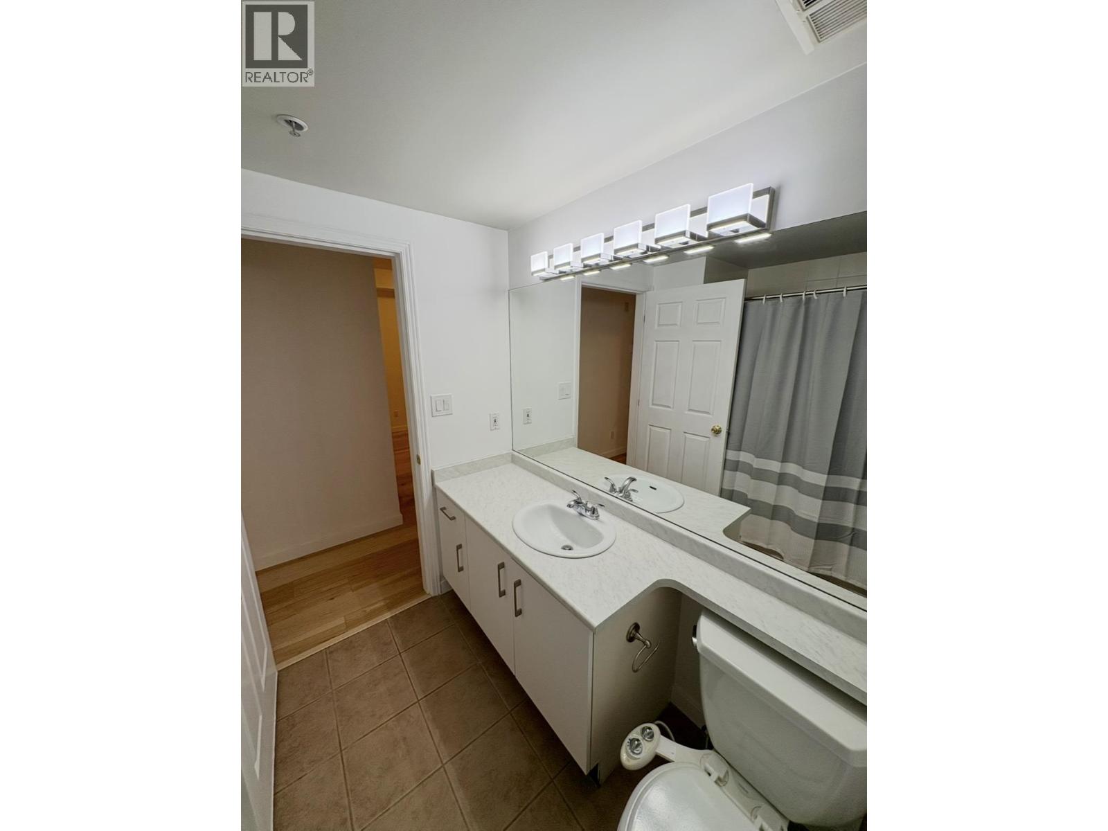 212 3600 Windcrest Drive, North Vancouver, British Columbia V7G 2S5 - Photo 5 - R3154038