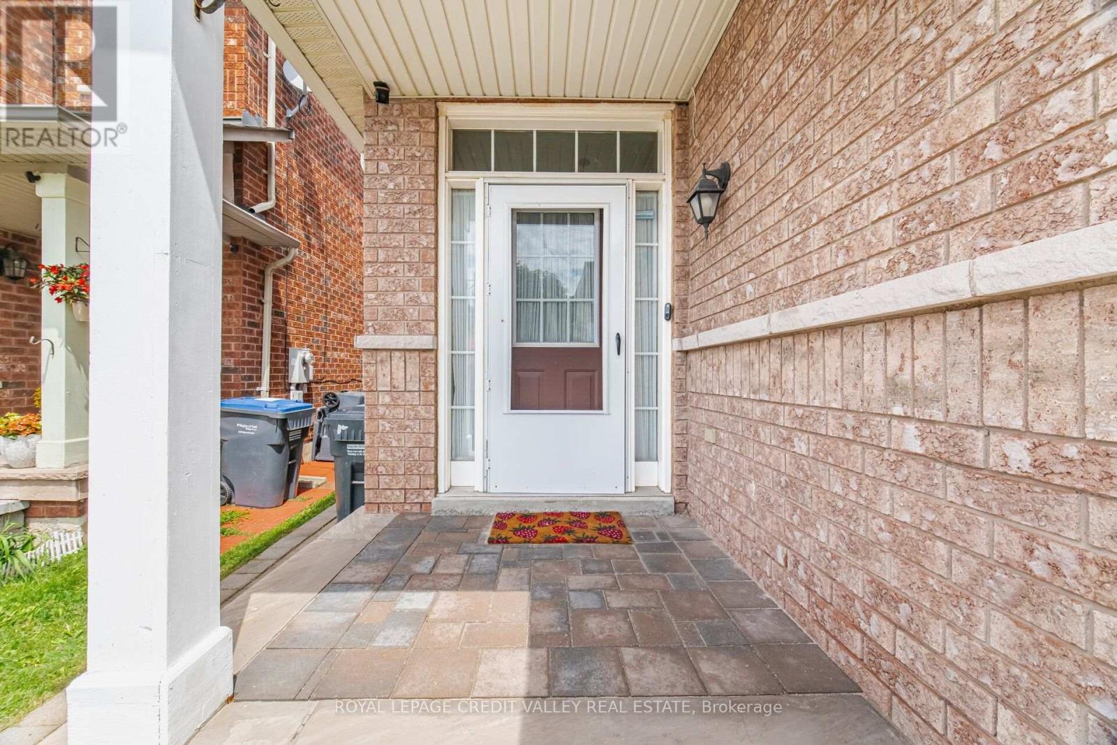 7443 Russian Olive Close, Mississauga, Ontario  L5N 8N7 - Photo 4 - W13656038