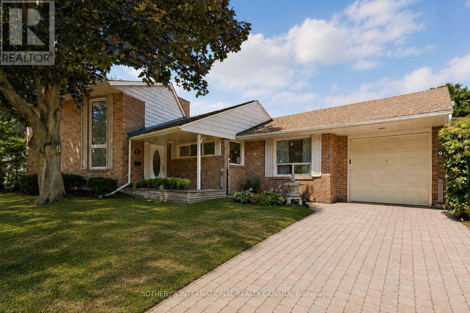 <div class="slider-price">$1,599,999</div><p>9 Babington Court, Toronto, Ontario</p>