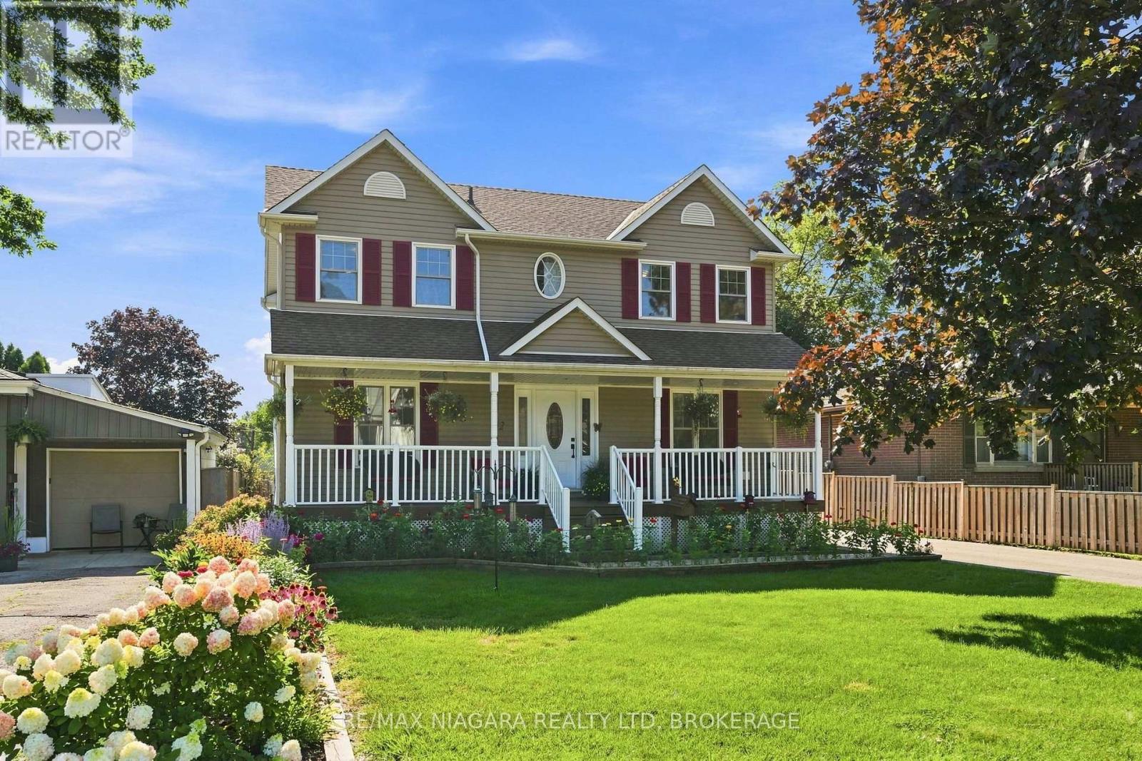 12 Lakeview Avenue, Grimsby (Grimsby Beach), Ontario L3M 3M1 - Photo 1 - X13656342