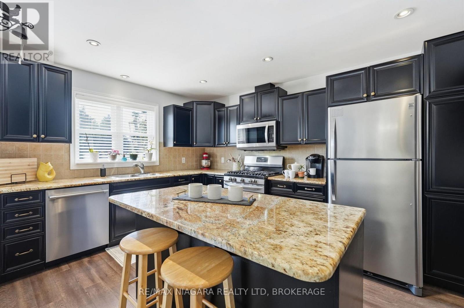 12 Lakeview Avenue, Grimsby (Grimsby Beach), Ontario L3M 3M1 - Photo 10 - X13656342