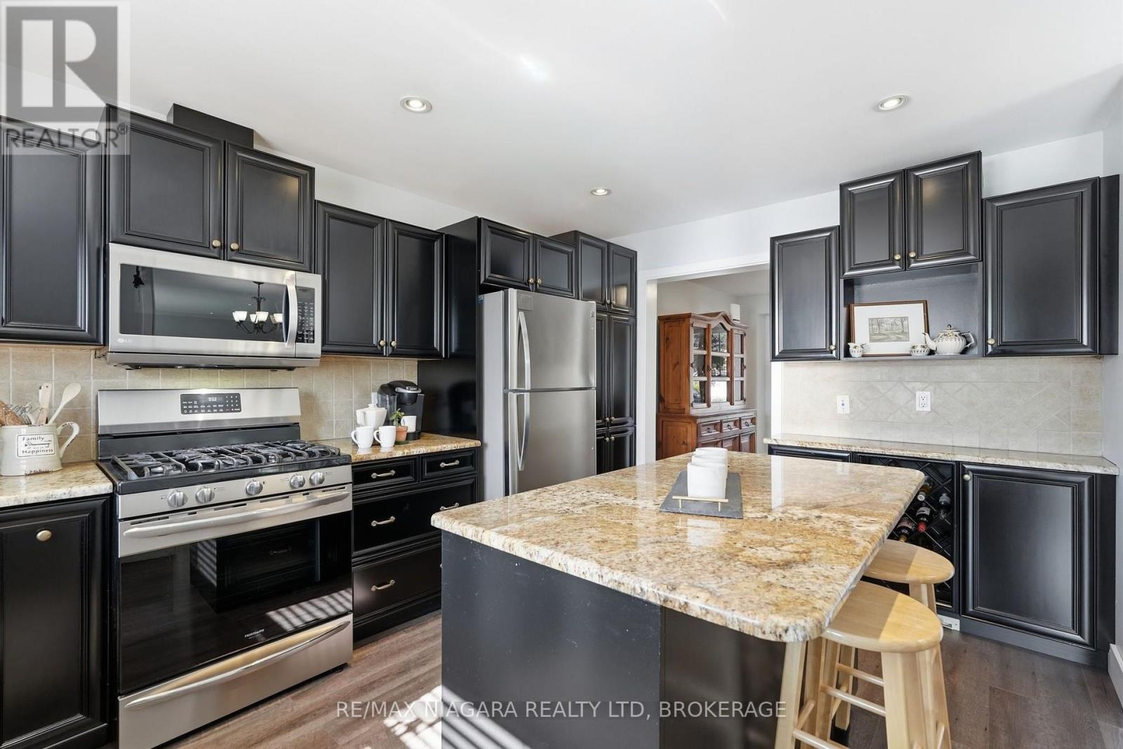 12 Lakeview Avenue, Grimsby (Grimsby Beach), Ontario L3M 3M1 - Photo 11 - X13656342