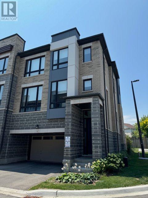 40 STEAMBOAT WAY, Whitby, Ontario