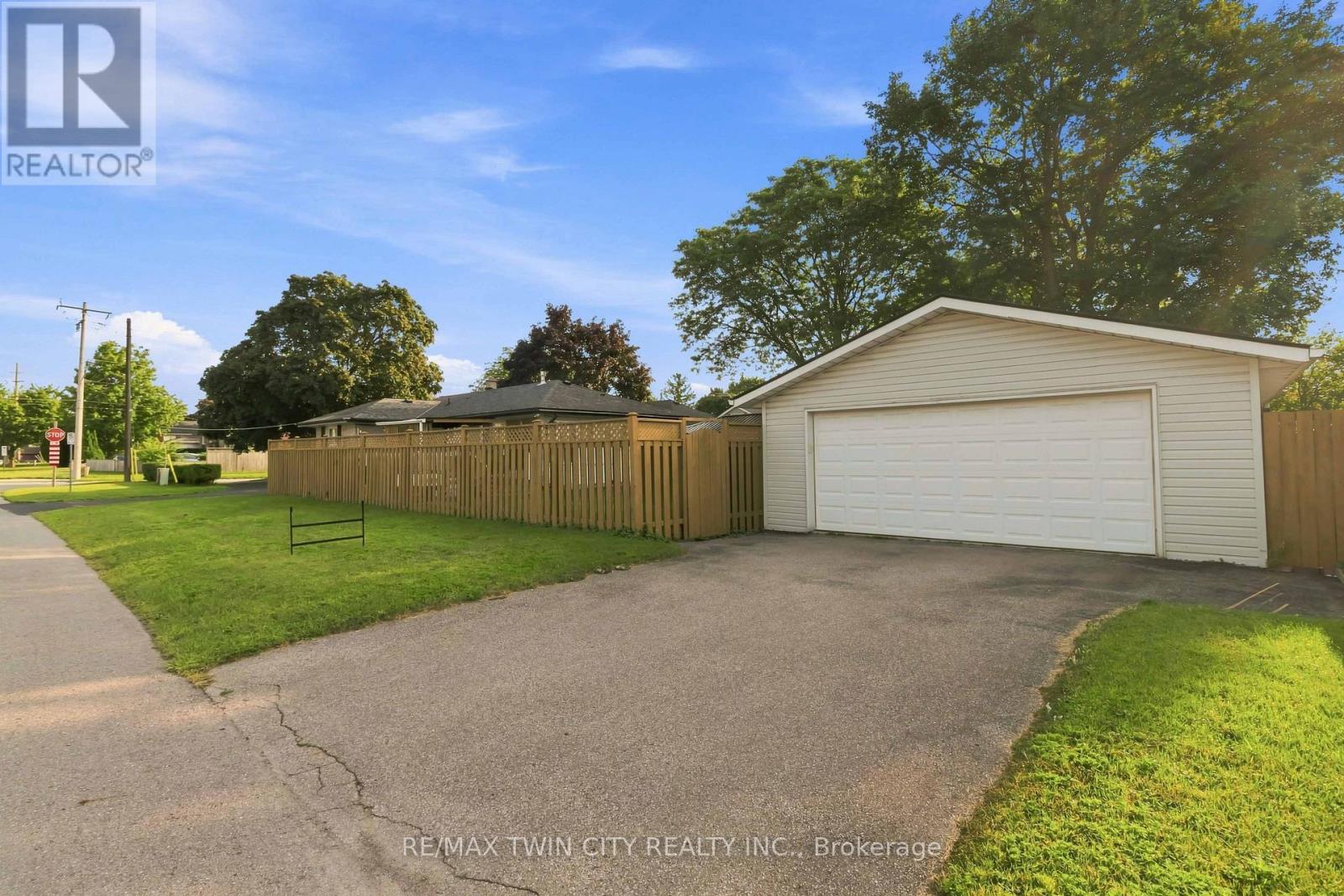 46 Fairview Drive, Brantford, Ontario  N3R 2W7 - Photo 2 - X13656308