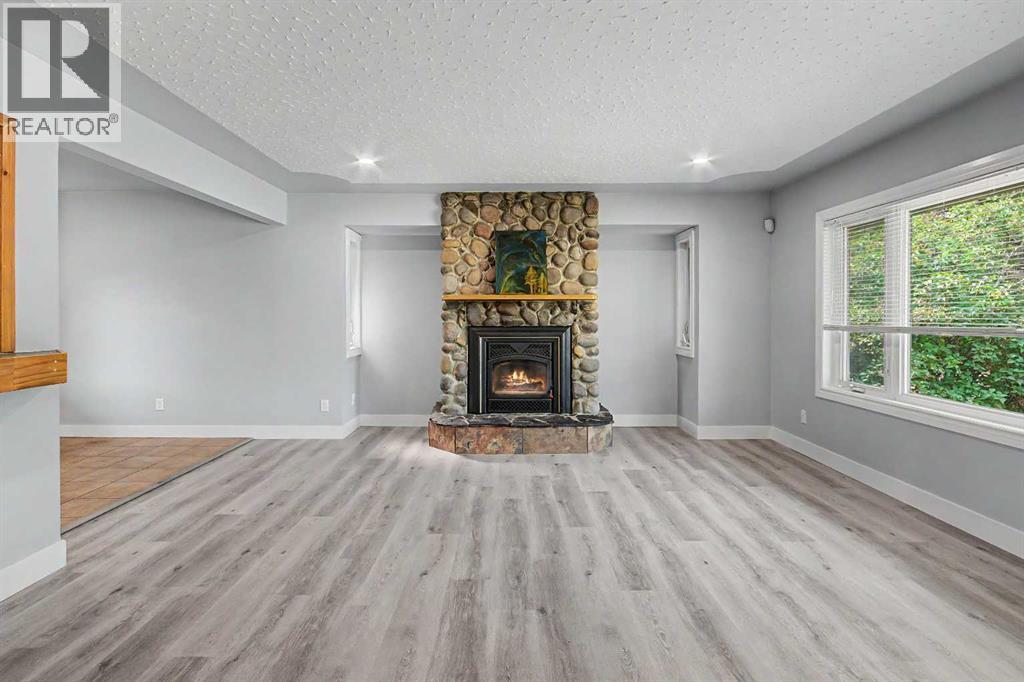 18 Collingwood Place Nw, Calgary, Alberta  T2L 0P9 - Photo 3 - A2335323