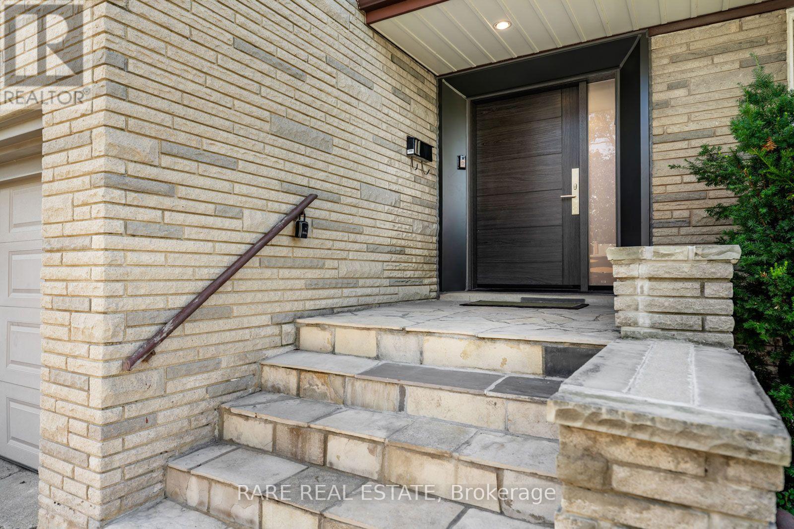 11 Geddes Court, Toronto, Ontario M3H 2W7 - Photo 2 - C13656402