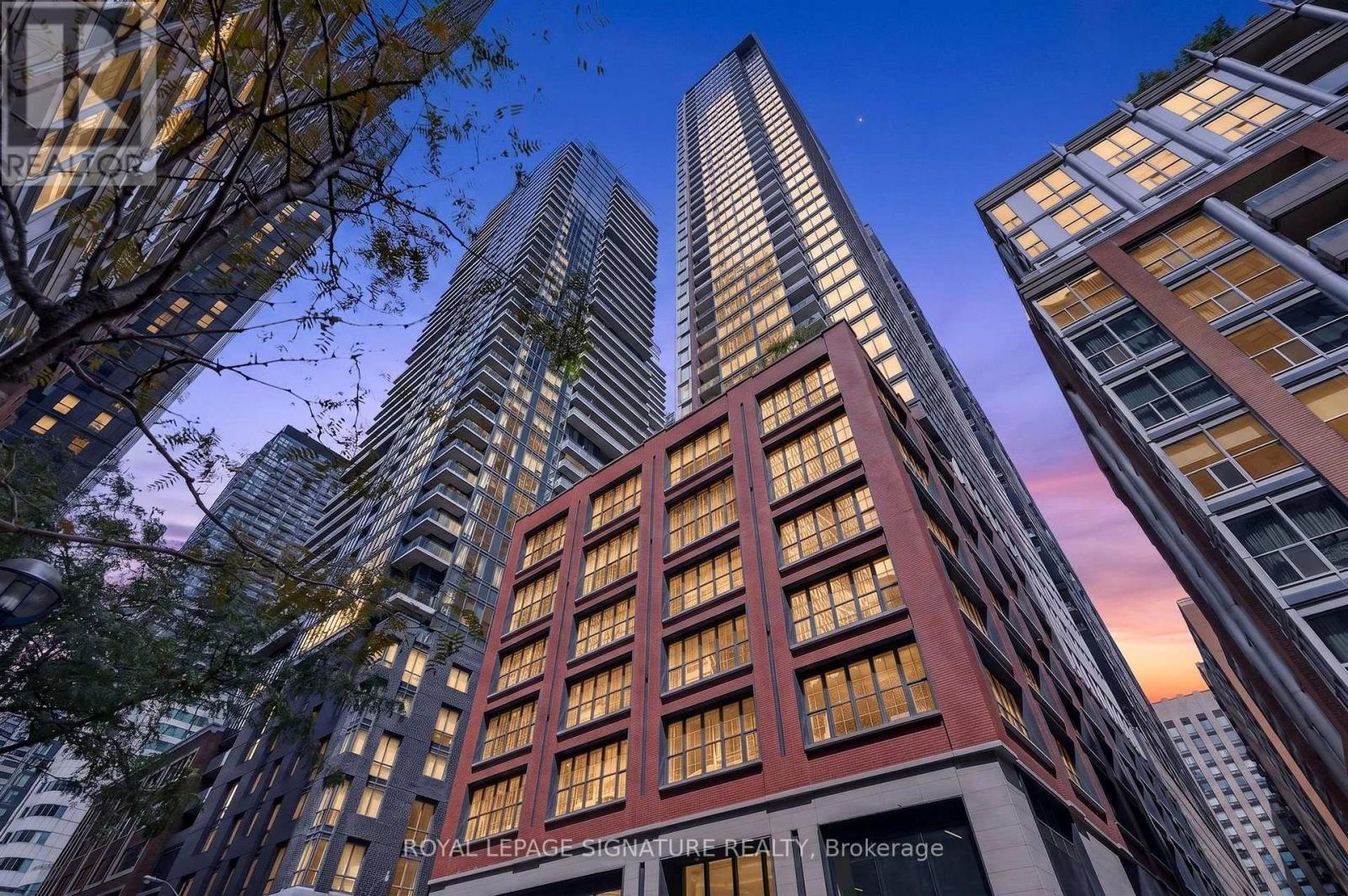 <div class="slider-price">$1,045,000</div><p>4005 - 15 Mercer Street, Toronto, Ontario</p>
