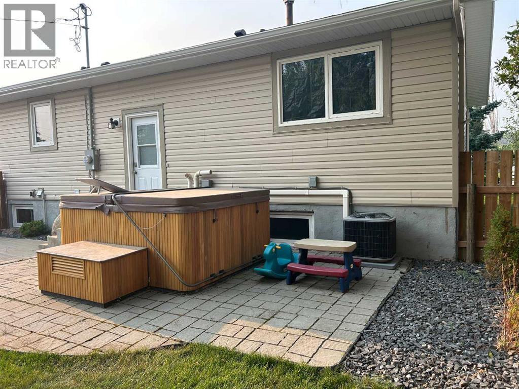 949 3 Avenue N, Vauxhall, Alberta  T0K 2K0 - Photo 11 - A2331402