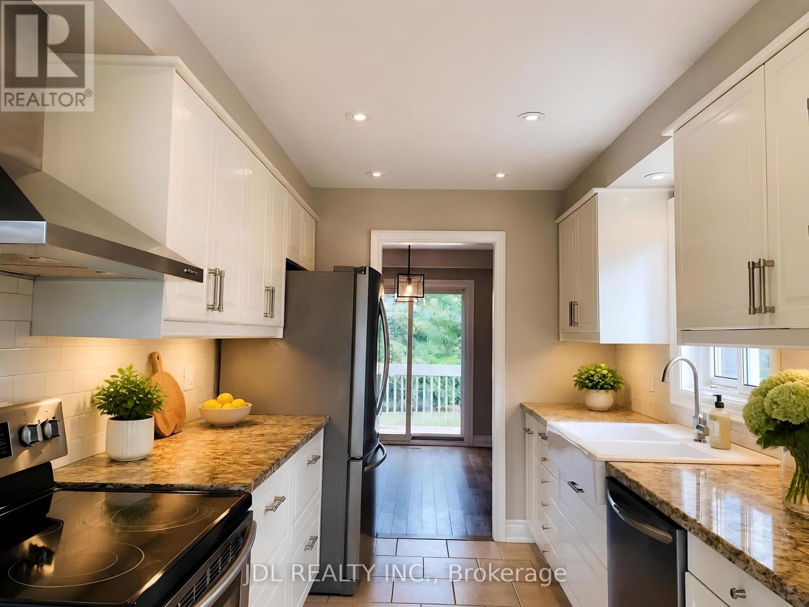 163 Carrick Upper Avenue, Georgina, Ontario L4P 3P2 - Photo 8 - N13656452
