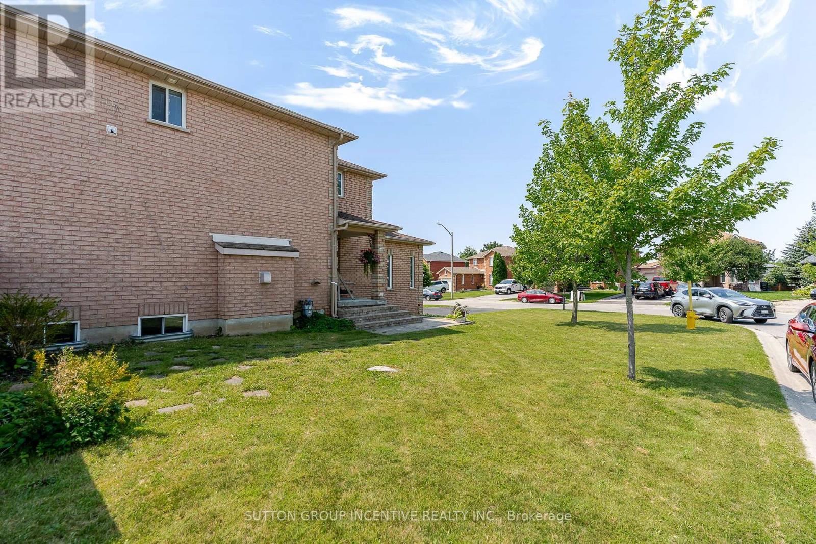 17 Shaina Court, Barrie, Ontario  L4N 9S6 - Photo 5 - S13656392