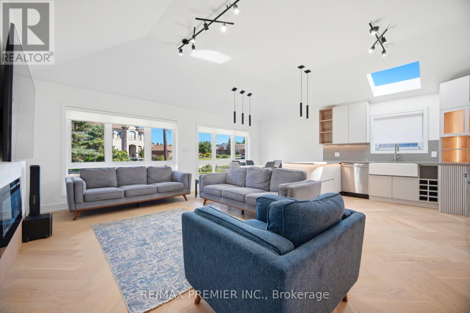 19 Jacinta Drive, Toronto, Ontario  M6L 1H6 - Photo 3 - W13656414