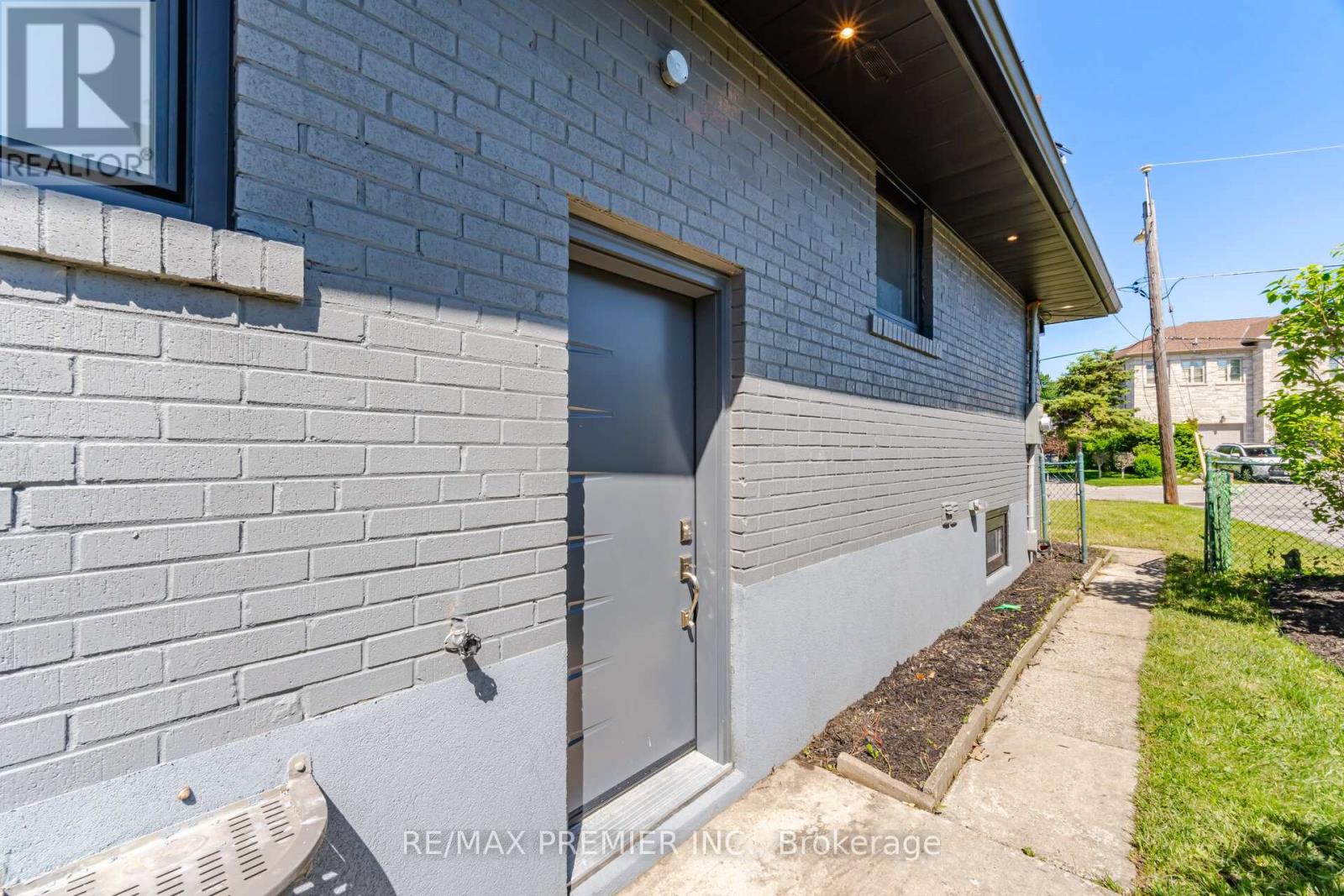 19 Jacinta Drive, Toronto, Ontario  M6L 1H6 - Photo 30 - W13656414