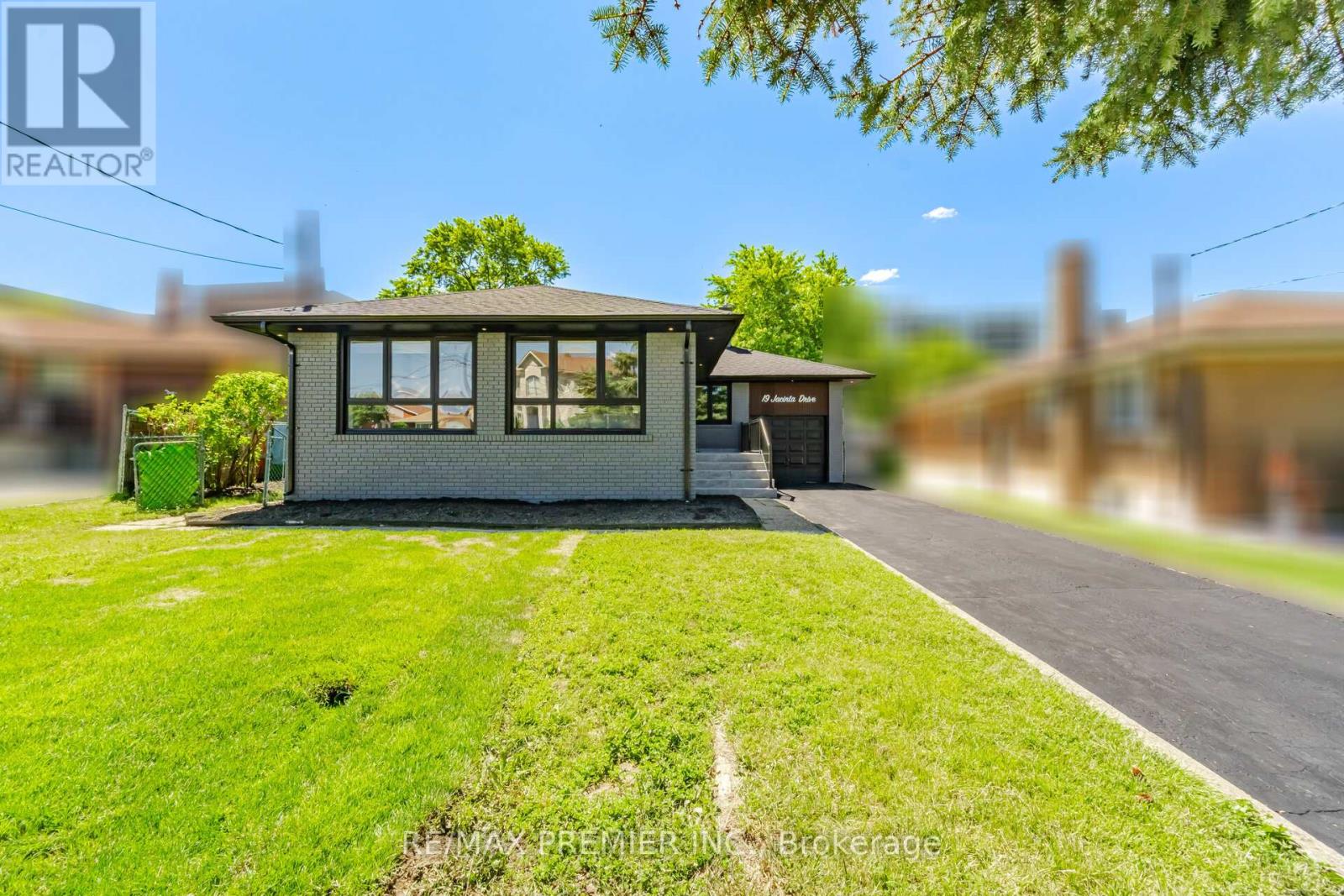 19 Jacinta Drive, Toronto, Ontario  M6L 1H6 - Photo 47 - W13656414