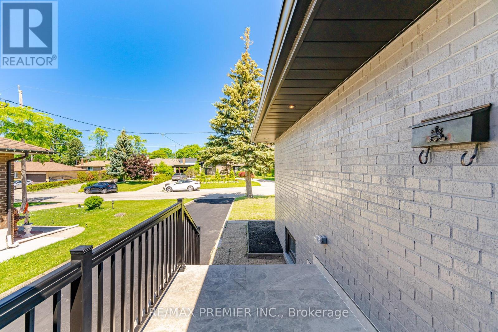 19 Jacinta Drive, Toronto, Ontario  M6L 1H6 - Photo 5 - W13656414