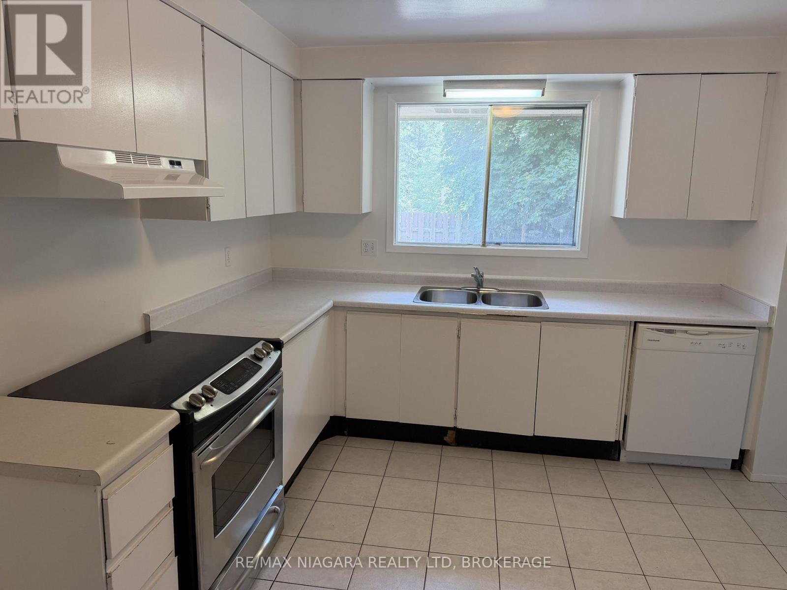 4 - 21 Woodlawn Road, Welland, Ontario  L3C 5Y7 - Photo 2 - X13656574