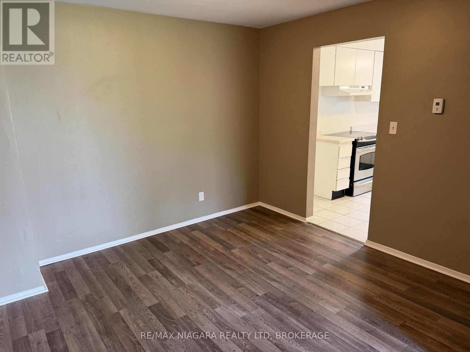 4 - 21 Woodlawn Road, Welland, Ontario  L3C 5Y7 - Photo 3 - X13656574