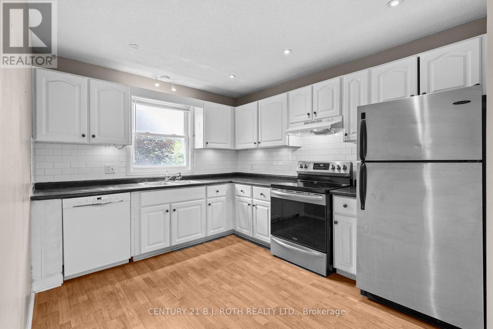 14 Innisfil Street, Barrie, Ontario  L4N 3C9 - Photo 9 - S13656542