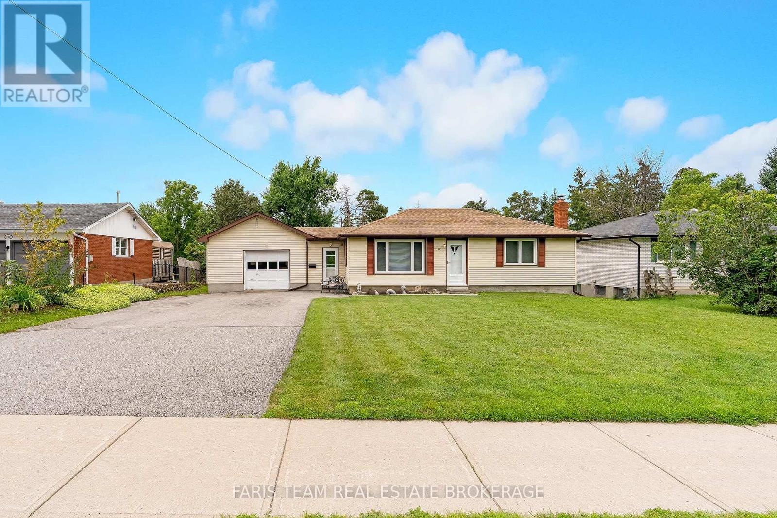 207 WARNICA ROAD, Barrie, Ontario
