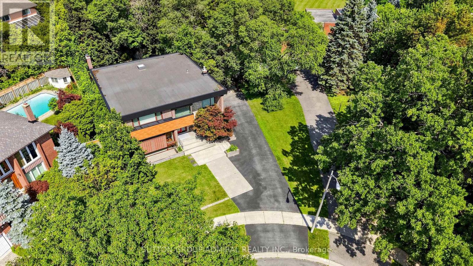 <div class="slider-price">$2,788,000</div><p>8 Foxdale Court, Toronto, Ontario</p>