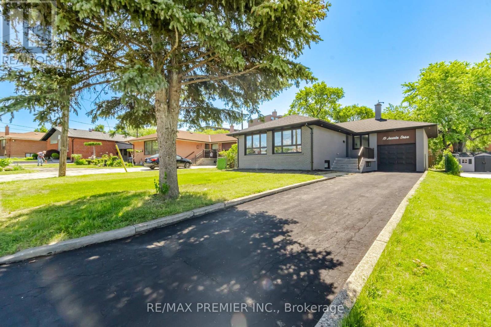 19 Jacinta Drive, Toronto, Ontario  M6L 1H6 - Photo 2 - W13656414