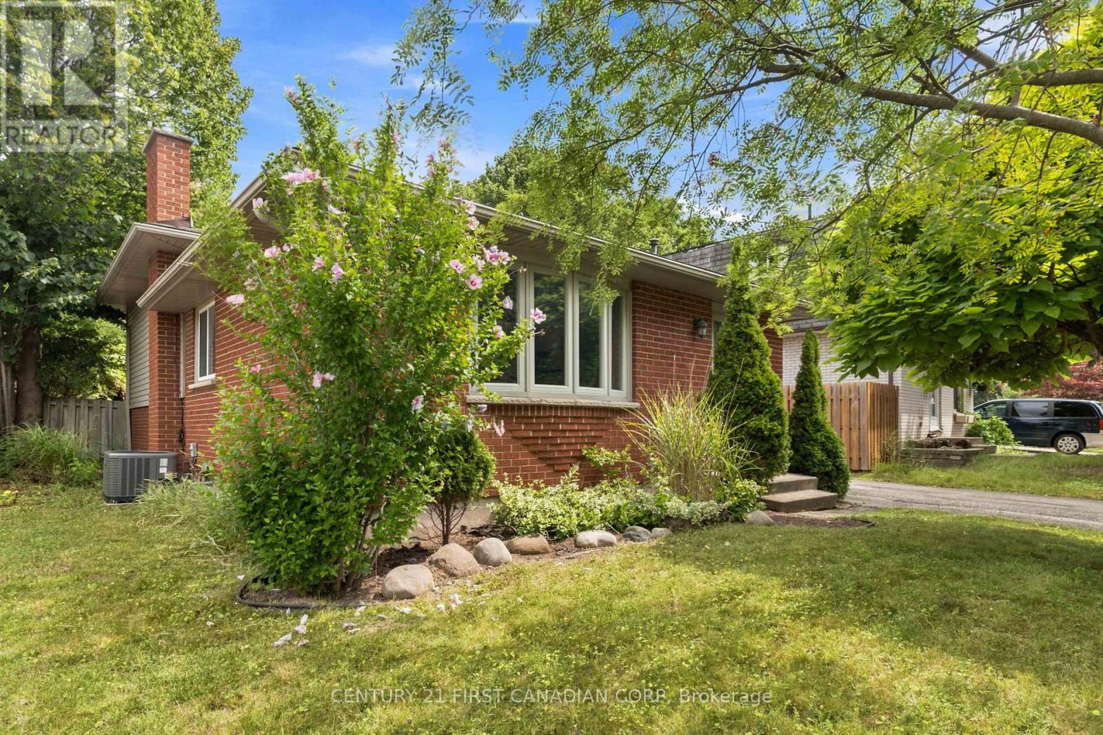 436 Ferndale Avenue, London South, Ontario  N6C 2Z1 - Photo 2 - X13656832