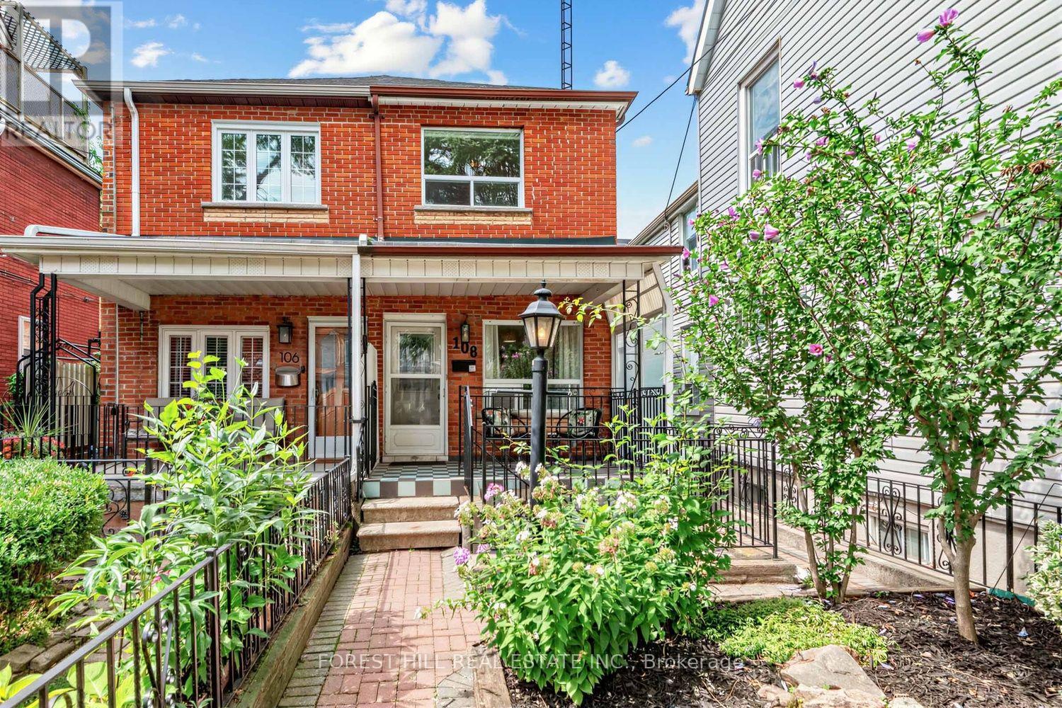 <div class="slider-price">$1,295,000</div><p>108 Montrose Avenue, Toronto, Ontario</p>