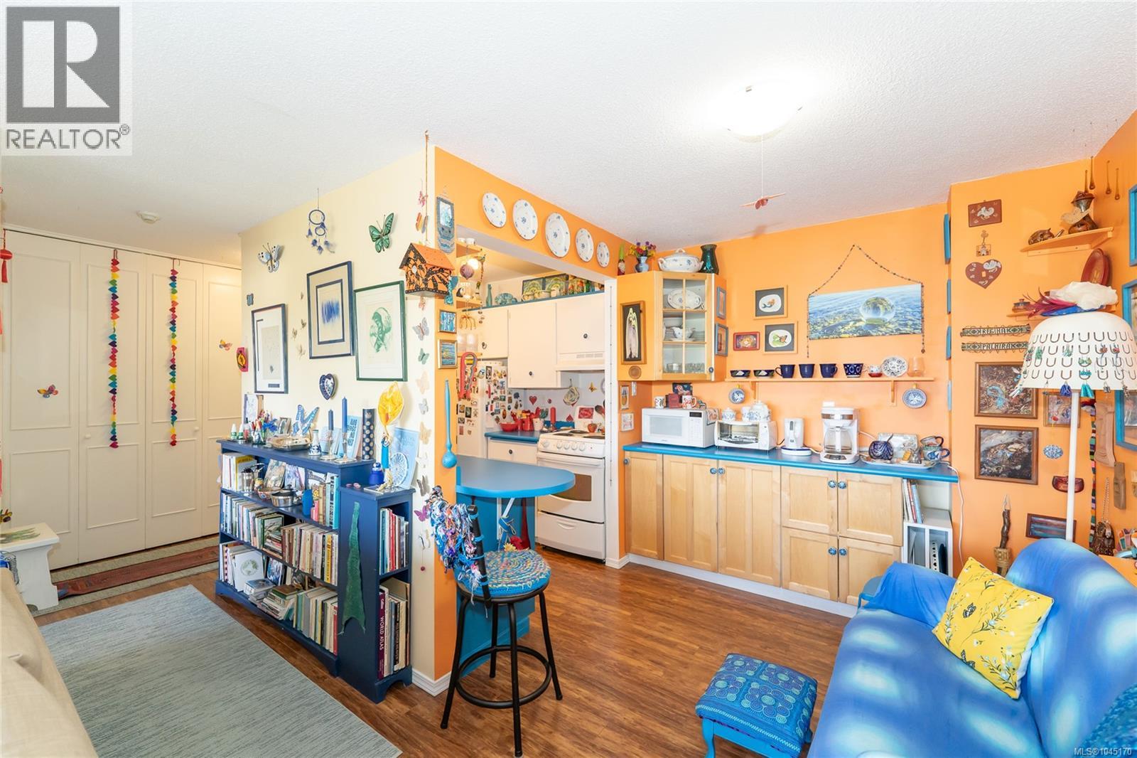 418 964 Heywood St, Victoria, British Columbia  V8V 2Y5 - Photo 2 - 1045170