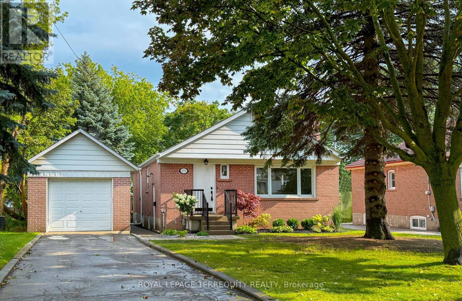 <div class="slider-price">$896,000</div><p>155 Phyllis Avenue, Toronto, Ontario</p>