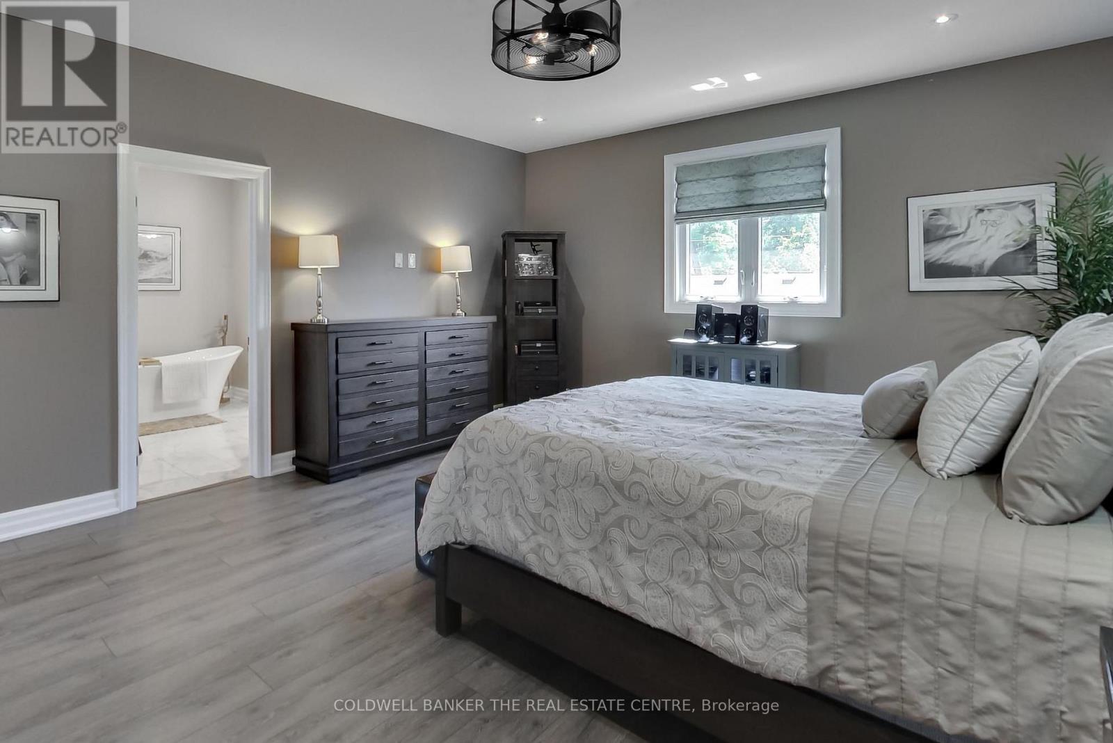 224 Lakeshore Road E, Oro-Medonte, Ontario  L0L 2E0 - Photo 17 - S13656792