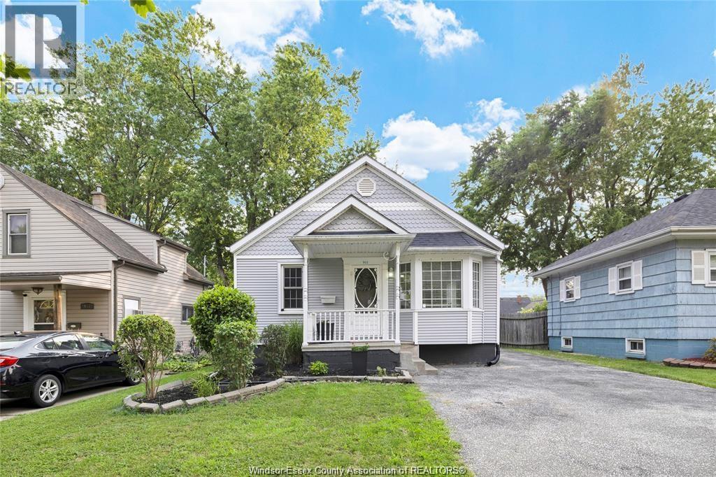 911 JEFFERSON BOULEVARD, Windsor, Ontario