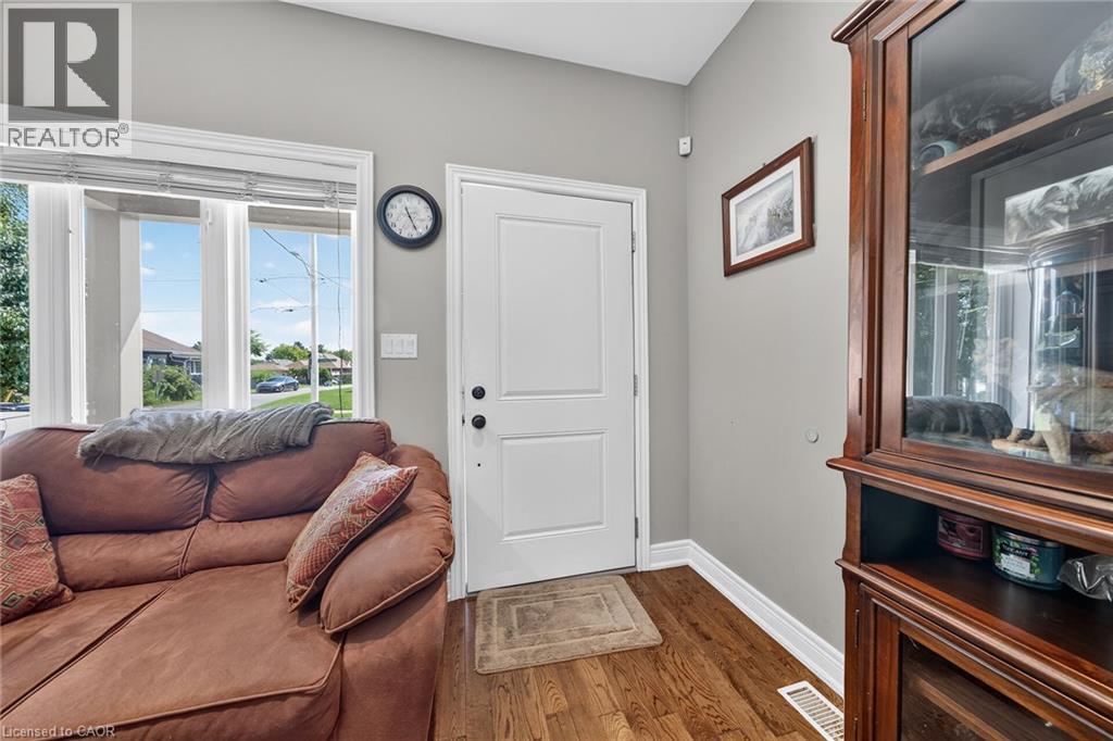 17 Grantham Avenue S, St. Catharines, Ontario  L2P 3B3 - Photo 4 - 40854043