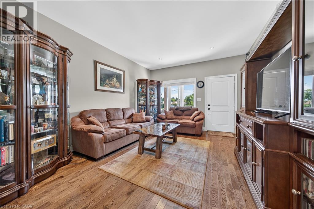 17 Grantham Avenue S, St. Catharines, Ontario  L2P 3B3 - Photo 5 - 40854043