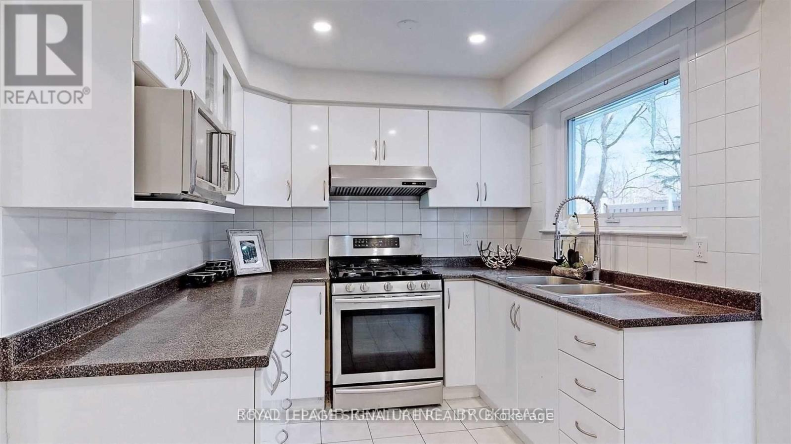 Upper - 17 Baroness Crescent, Toronto, Ontario M2J 3K4 - Photo 13 - C13657062