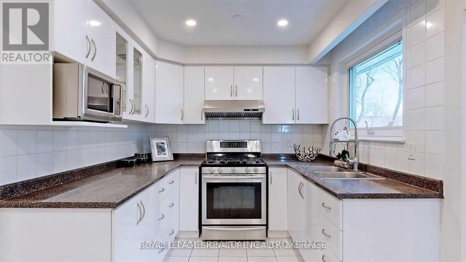 Upper - 17 Baroness Crescent, Toronto, Ontario M2J 3K4 - Photo 14 - C13657062