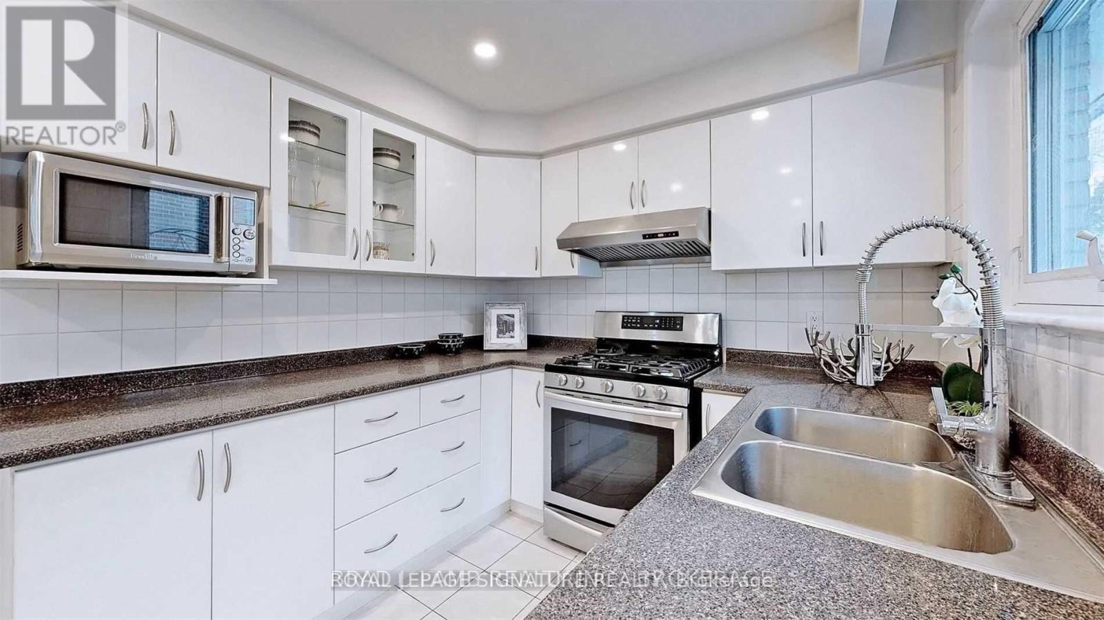 Upper - 17 Baroness Crescent, Toronto, Ontario M2J 3K4 - Photo 15 - C13657062