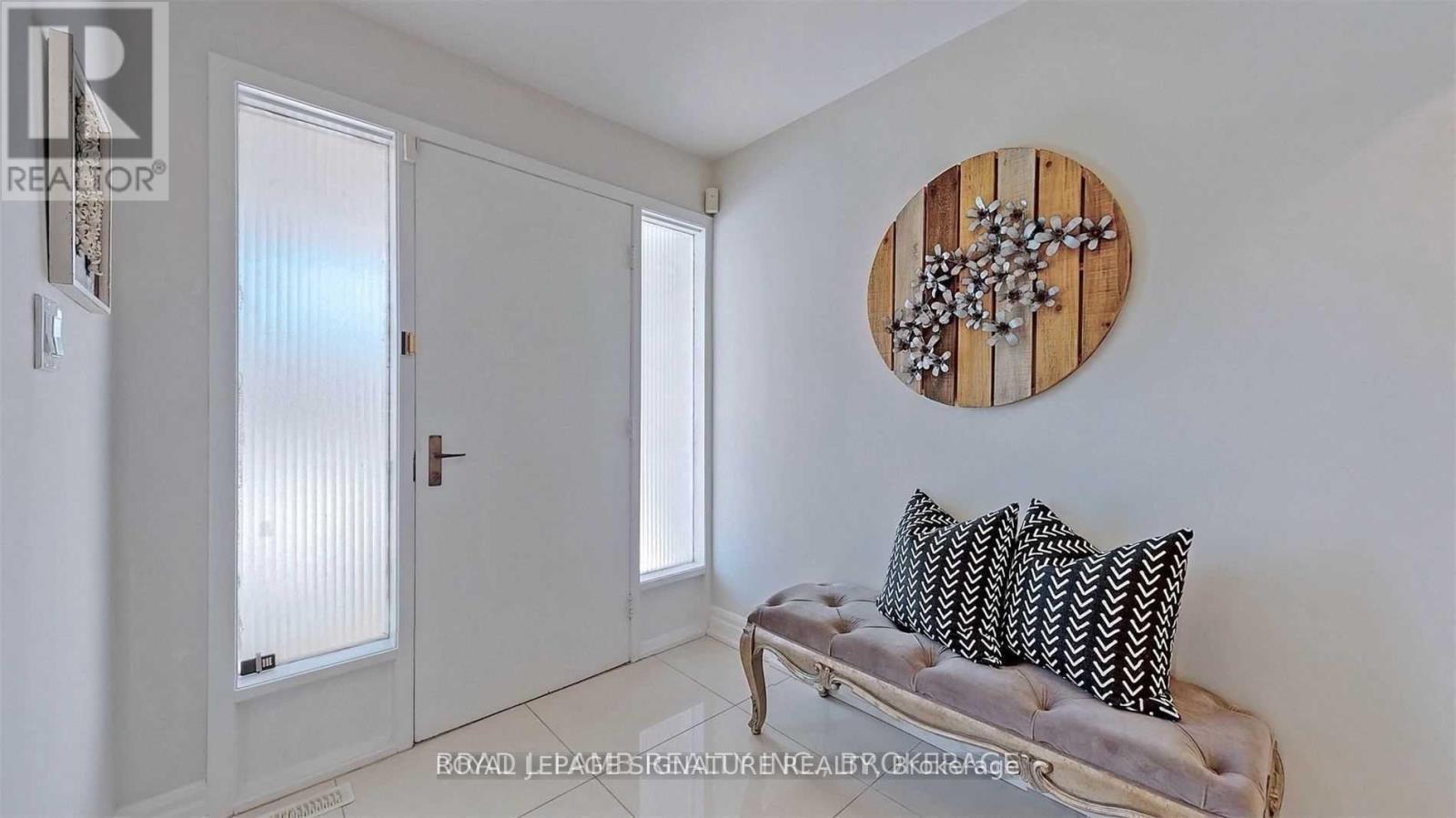 Upper - 17 Baroness Crescent, Toronto, Ontario M2J 3K4 - Photo 2 - C13657062