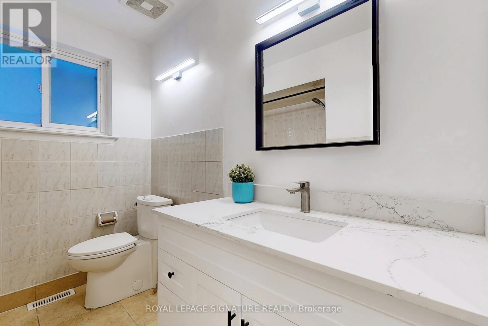 Upper - 17 Baroness Crescent, Toronto, Ontario M2J 3K4 - Photo 21 - C13657062