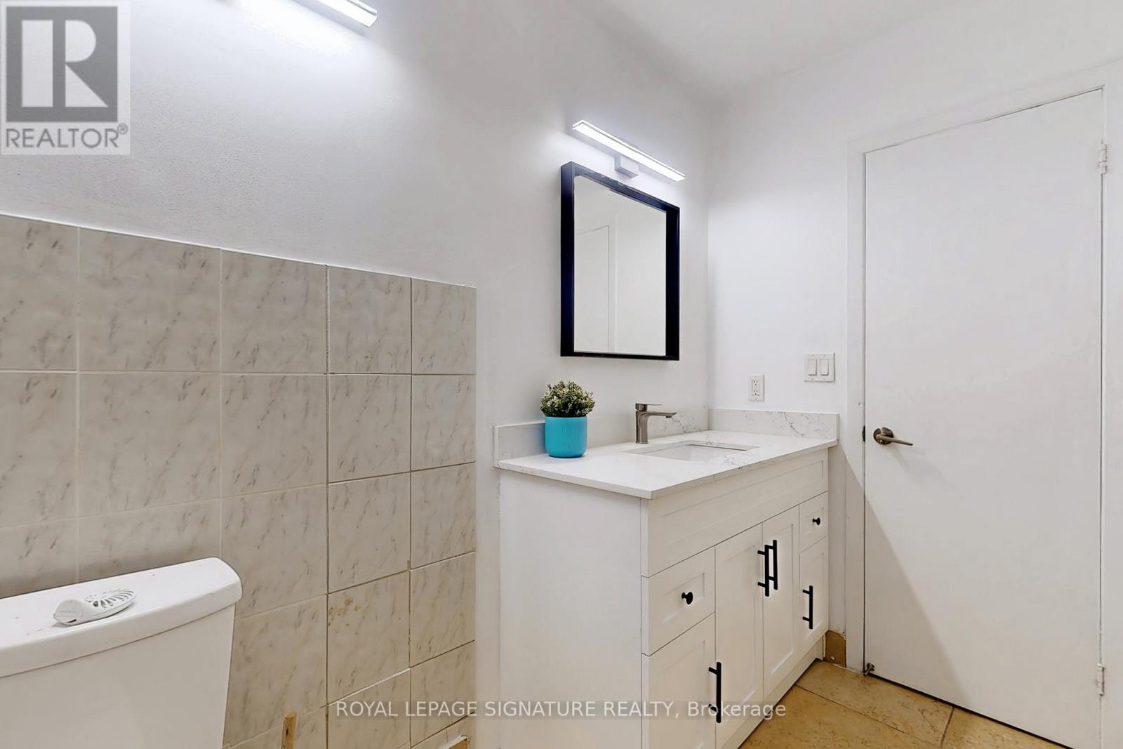 Upper - 17 Baroness Crescent, Toronto, Ontario M2J 3K4 - Photo 23 - C13657062