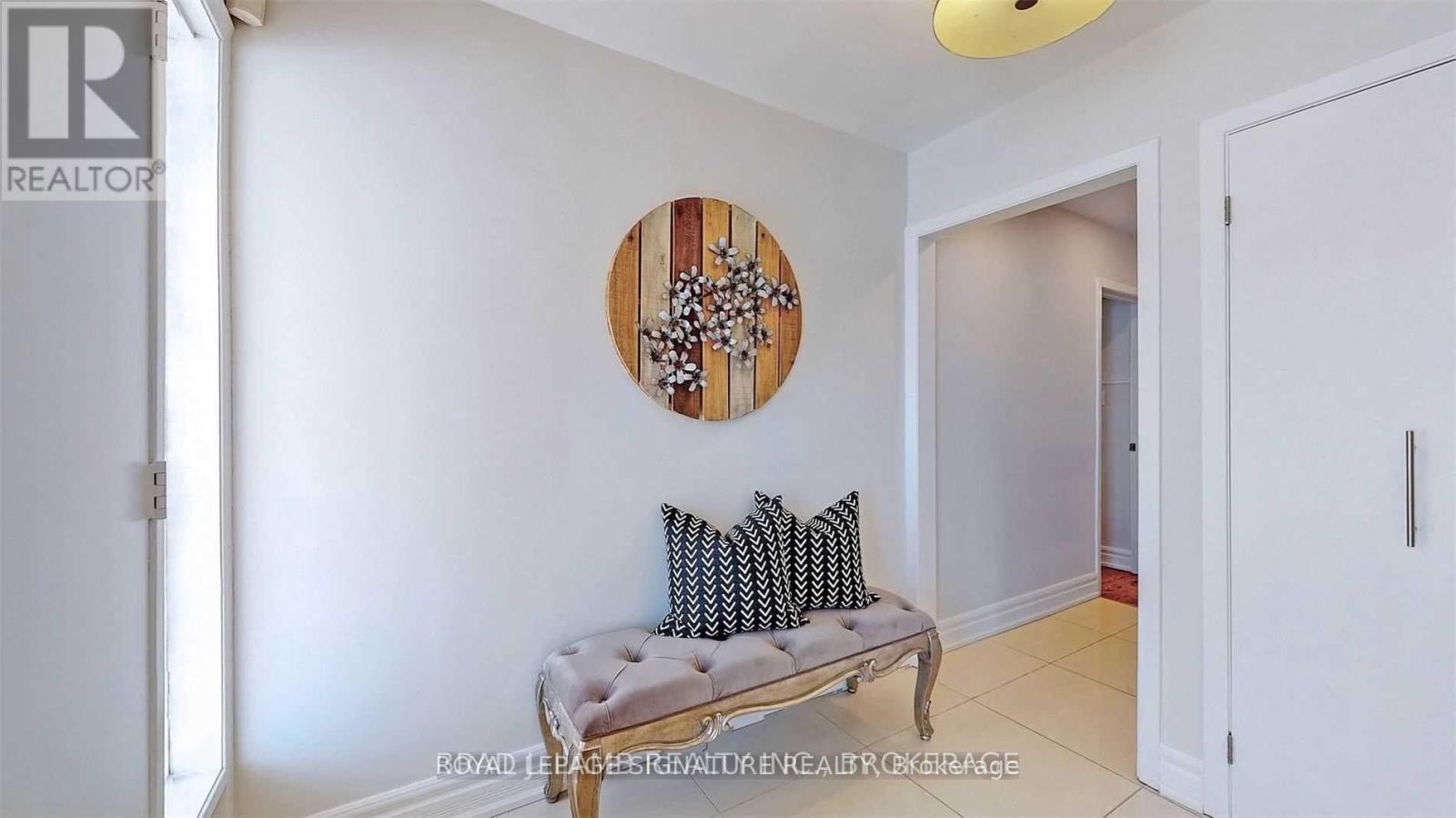 Upper - 17 Baroness Crescent, Toronto, Ontario M2J 3K4 - Photo 3 - C13657062