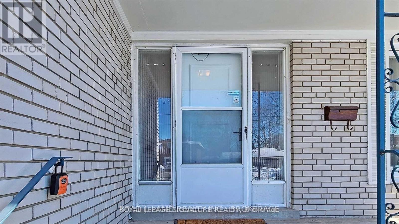 Upper - 17 Baroness Crescent, Toronto, Ontario M2J 3K4 - Photo 39 - C13657062