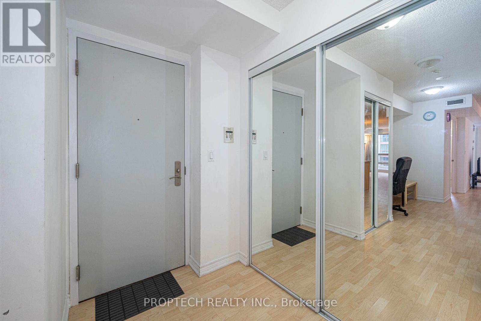 411 - 761 Bay Street, Toronto, Ontario  M5G 2R2 - Photo 2 - C13657088