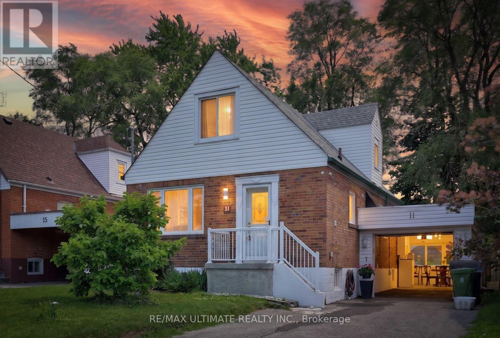 11 MIDHOLM DRIVE, Toronto, Ontario
