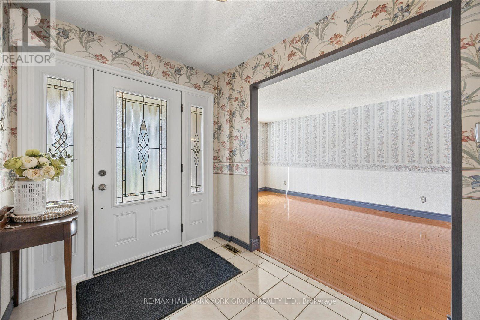 306 Erin Trail, Newmarket, Ontario  L3Y 6K1 - Photo 4 - N13657118